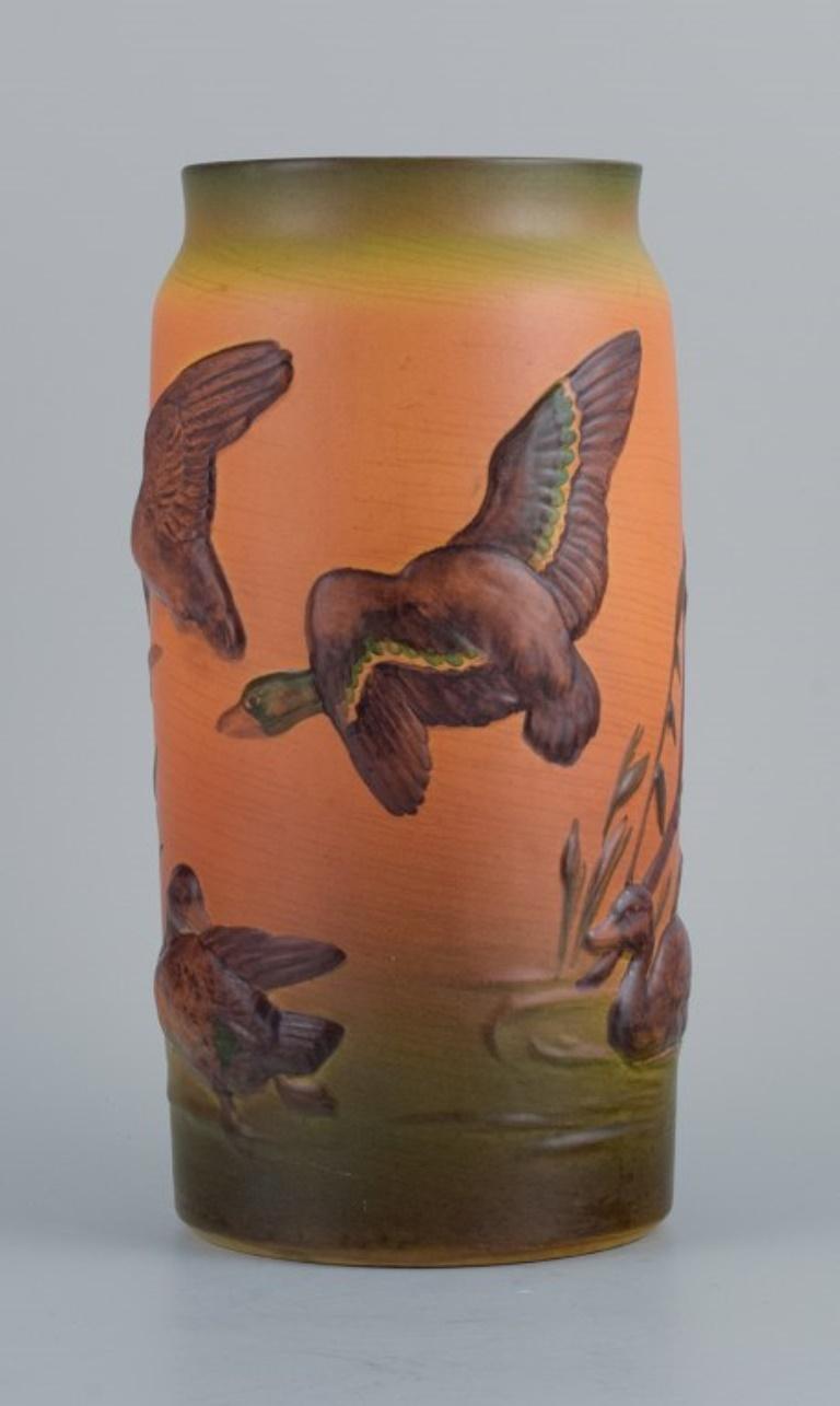 Ipsen, Dänemark, seltene Vase mit fliegenden Enten.
Glasur in Orange- und Grüntönen.
1920/30s.
Markiert.
In ausgezeichnetem Zustand.
Abmessungen: D 13,0 x H 26,5 cm.