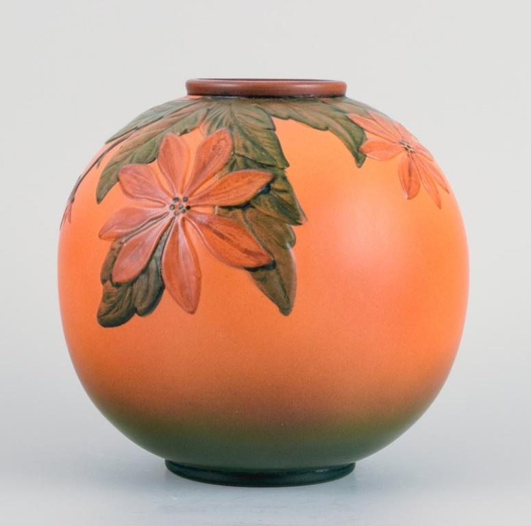 Ipsens, Dänemark, runde Keramikvase. Glasur in Orange- und Grüntönen.
1920/30s.
Florales Motiv.
Undeutlich unterzeichnet.
In perfektem Zustand.
Abmessungen: H 21,0 x T 15,0 cm.