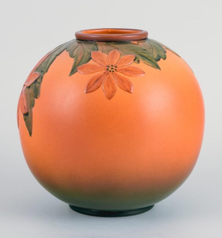 Ipsens, Dänemark, runde Keramikvase. Glasur in Orange- und Grüntönen. 1920/30er Jahre. (Dänisch) im Angebot