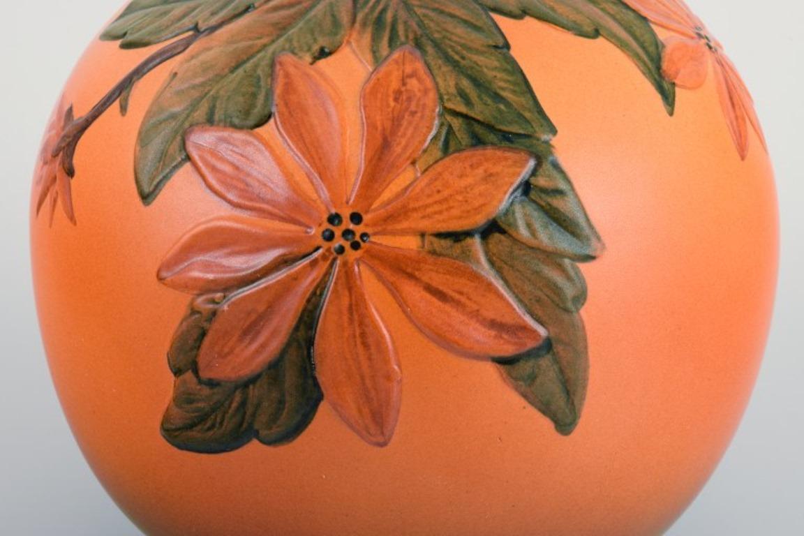 Ipsens, Dänemark, runde Keramikvase. Glasur in Orange- und Grüntönen. 1920/30er Jahre. (Glasiert) im Angebot