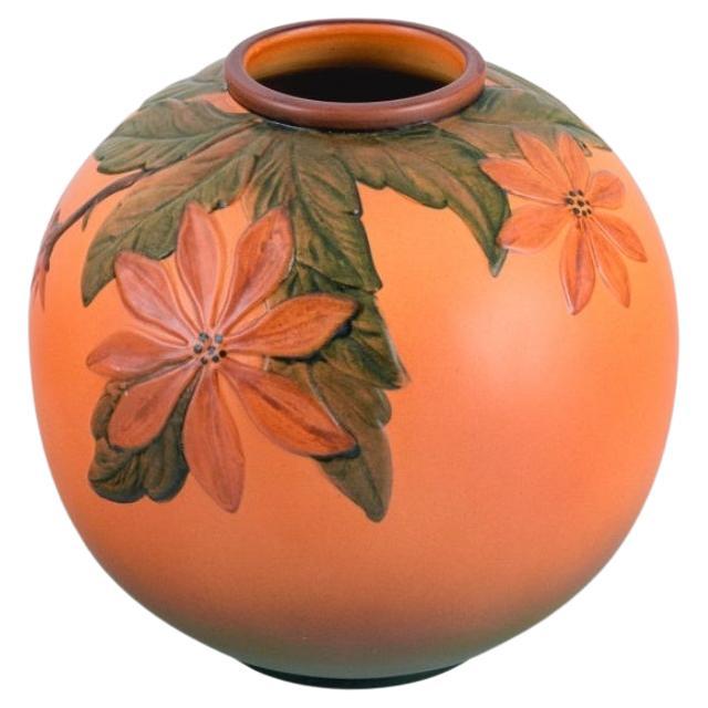 Vase rond en céramique Ipsens, Danemark. Émaillée dans des tons orange et vert. années 1920/30.
