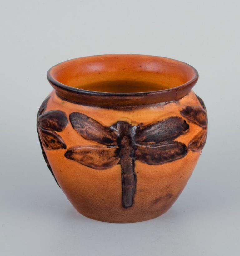 Ipsen's, Dänemark. Kleine Vase mit Libellenmotiv, glasiert in orange-grünen Farbtönen.
1920er/30er Jahre.
Modell 626.
In ausgezeichnetem Zustand.
Markiert.
Abmessungen: D 8,0 x H 7,4 cm.