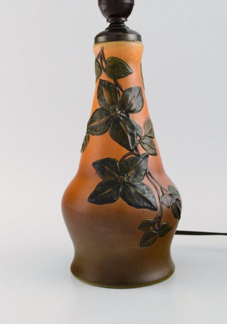 Ipsen's, Denmark. Table lamp in glazed ceramics with hand-painted foliage. 
Model number 95. 
1940s.
Measures: 22.5 x 12 cm (ex socket).
In excellent condition.
Stamped.