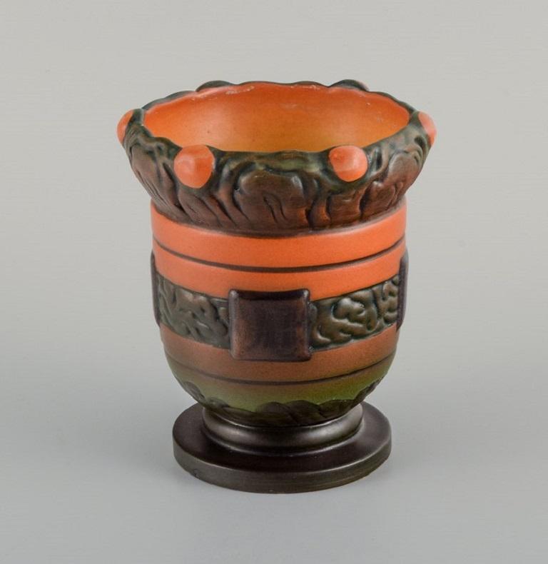 Ipsens Dänemark. Zwei Jugendstilgefäße aus handbemalter, glasierter Keramik. 1920er Jahre. (Art nouveau) im Angebot