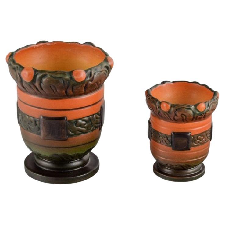 Ipsens Danemark. Deux pots Art Nouveau en céramique émaillée peintes à la main. Années 1920.