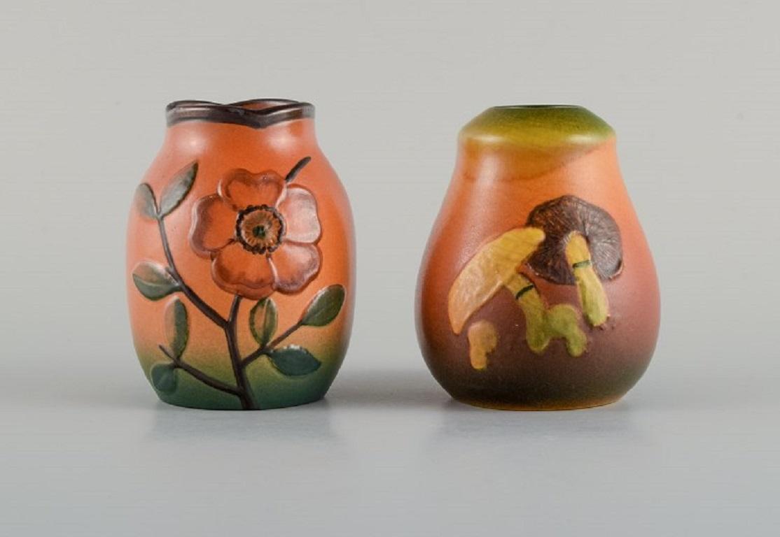 Ipsen Dänemark. Zwei kleine Vasen aus handbemalter glasierter Keramik, verziert mit Blumen und Pilzen.
1920er/30er Jahre.
In ausgezeichnetem Zustand.
Markiert.
Beide messen: H 9,0 x T 7,0 cm.