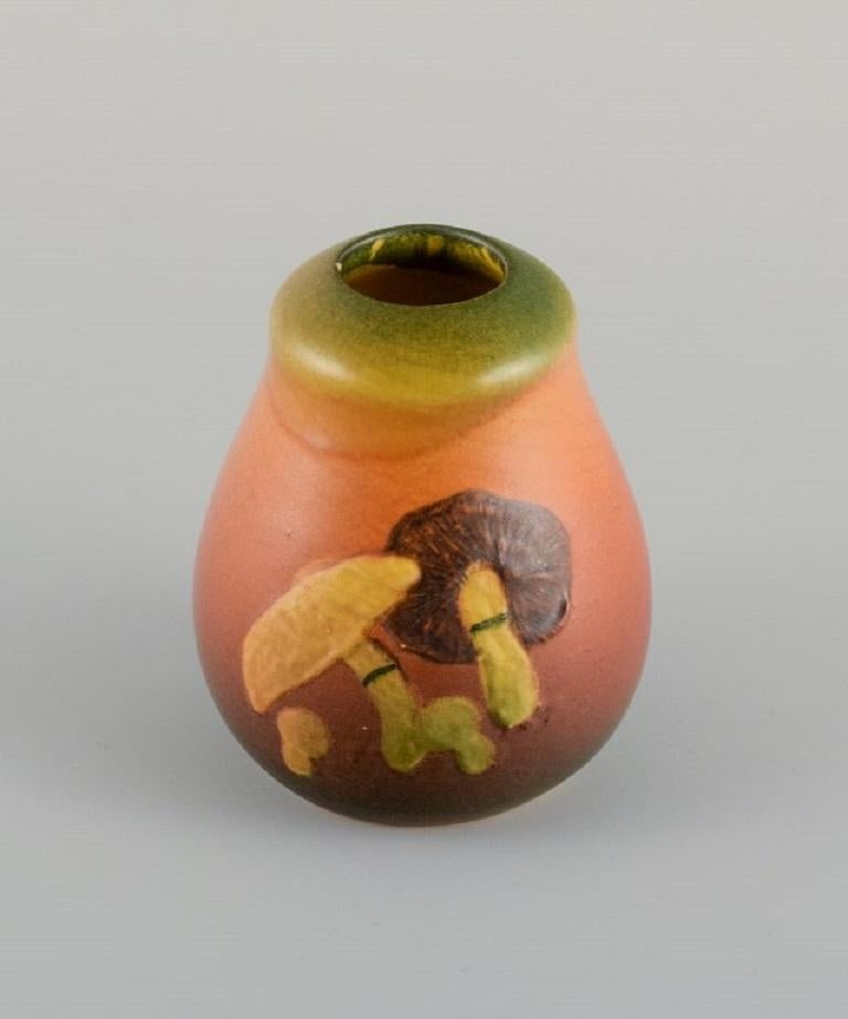 Ipsens Dänemark. Kleine Vasen aus handbemalter, glasierter Keramik, 1920er/30er Jahre (Glasiert) im Angebot