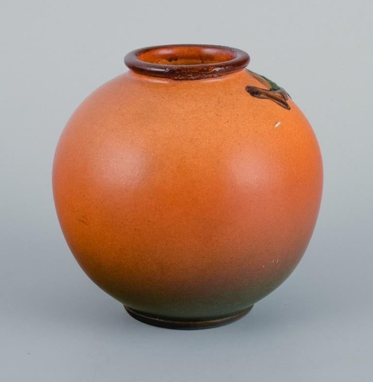 Danois Ipsen's, Danemark. Deux petits vases à glaçure dans des tons orange-vert. en vente