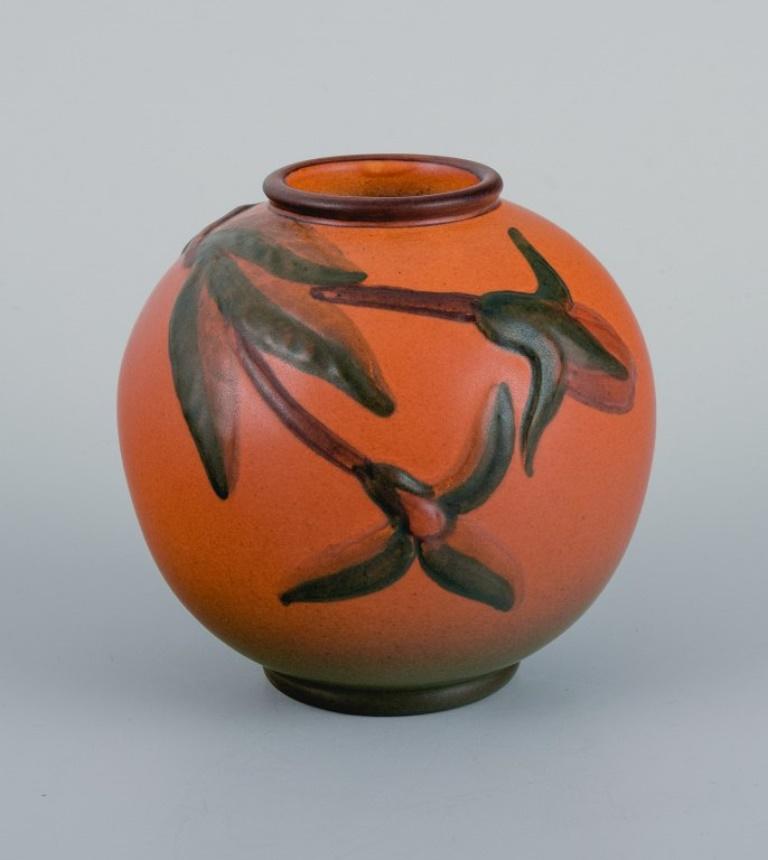 Vernissé Ipsen's, Danemark. Deux petits vases à glaçure dans des tons orange-vert. en vente