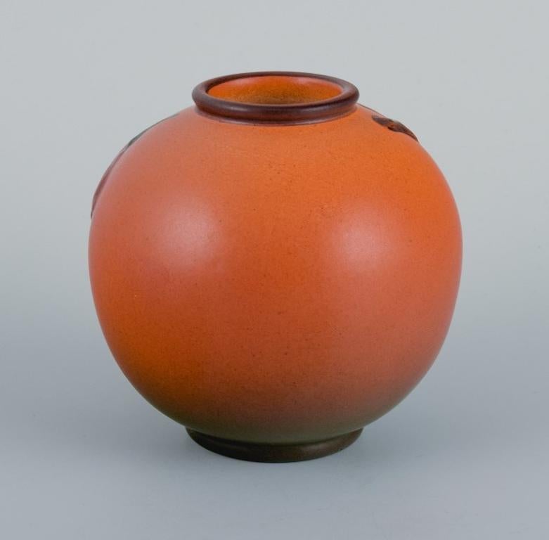 Ipsen's, Danemark. Deux petits vases à glaçure dans des tons orange-vert. Excellent état - En vente à Copenhagen, DK