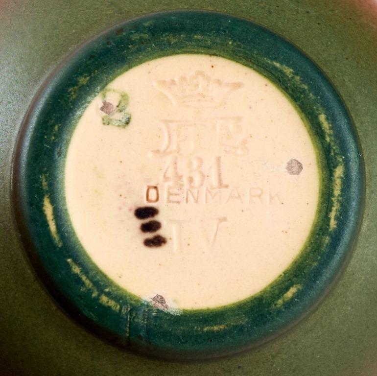 Début du 20ème siècle Ipsen's, Danemark. Deux petits vases à glaçure dans des tons orange-vert. en vente