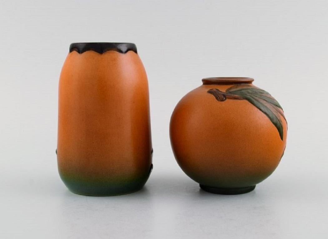 Ipsen's, Dänemark, zwei Vasen aus handbemalter und glasierter Keramik, 1920er/30er Jahre (Glasiert) im Angebot