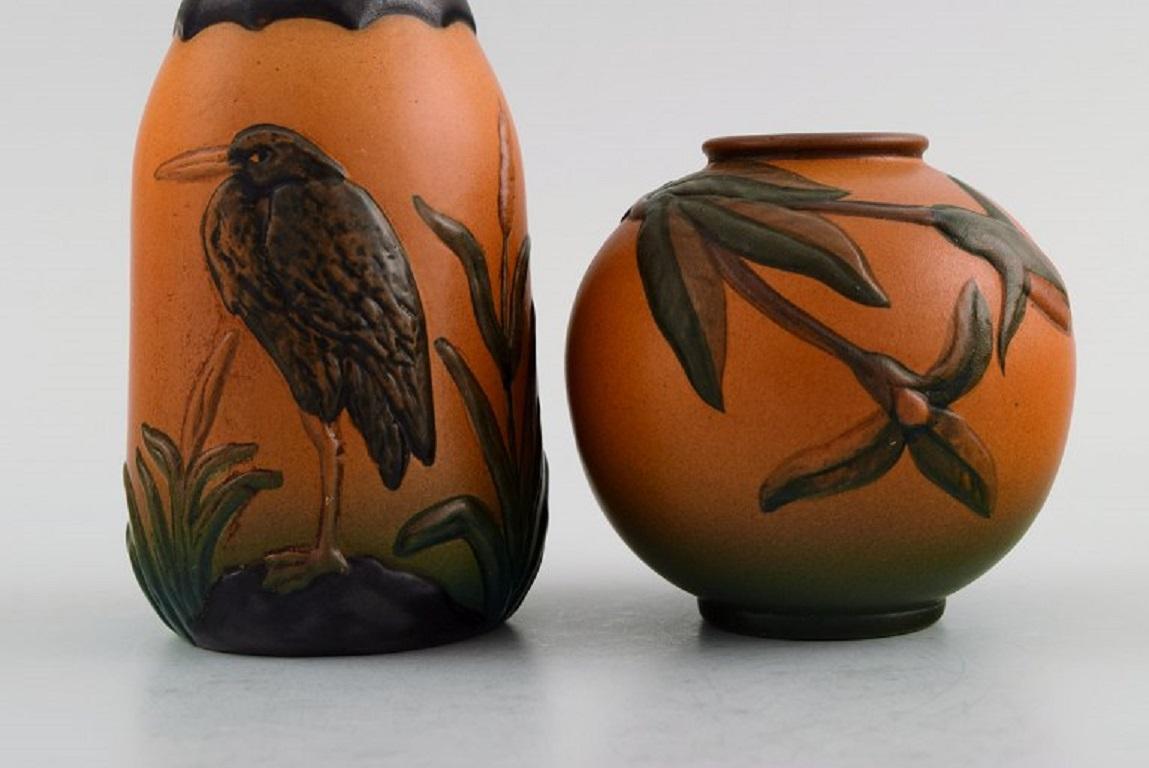 Ipsen's, Dänemark, zwei Vasen aus handbemalter und glasierter Keramik, 1920er/30er Jahre im Zustand „Hervorragend“ im Angebot in Copenhagen, DK