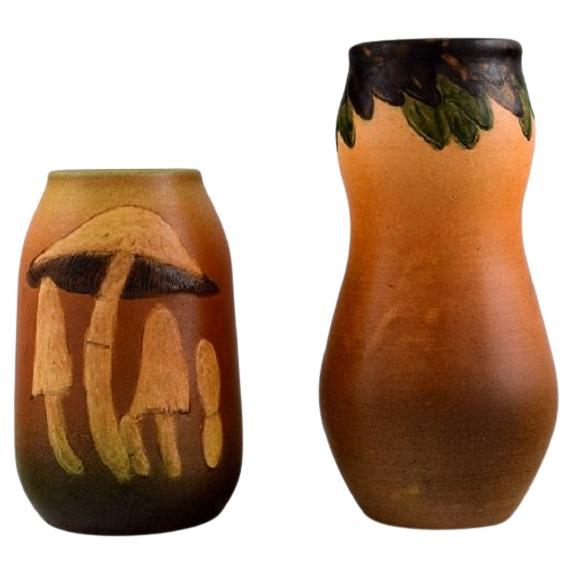 Ipsen's, Dänemark, zwei Vasen aus handbemalter und glasierter Keramik, 1920er/30er Jahre