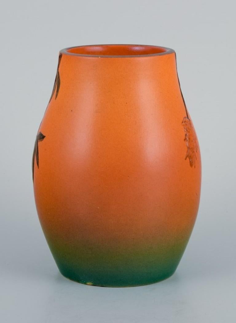 Ipsen's, Denmark. Vase decorated with parrot and glaze in shades of orange-green.
Model 449.
1920s/30s.
In excellent condition.
Marked.
Dimensions: H 14.0 x D 10.0 cm.