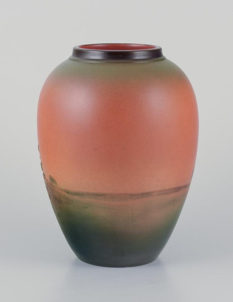 Le Danemark d'Ipsen. 
Vase en céramique émaillée. 
Paysage peint à la main avec tumulus. 
Années 1920/30. 
Numéro de modèle 426.
En excellent état, avec des signes minimes d'utilisation.
Marqué.
Mesures : H 22,5 cm. x D 17.0 cm.