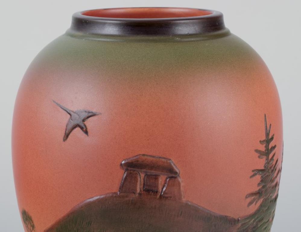 Danois Le Danemark d'Ipsen.  Vase en céramique émaillée.  Paysage peint à la main. en vente