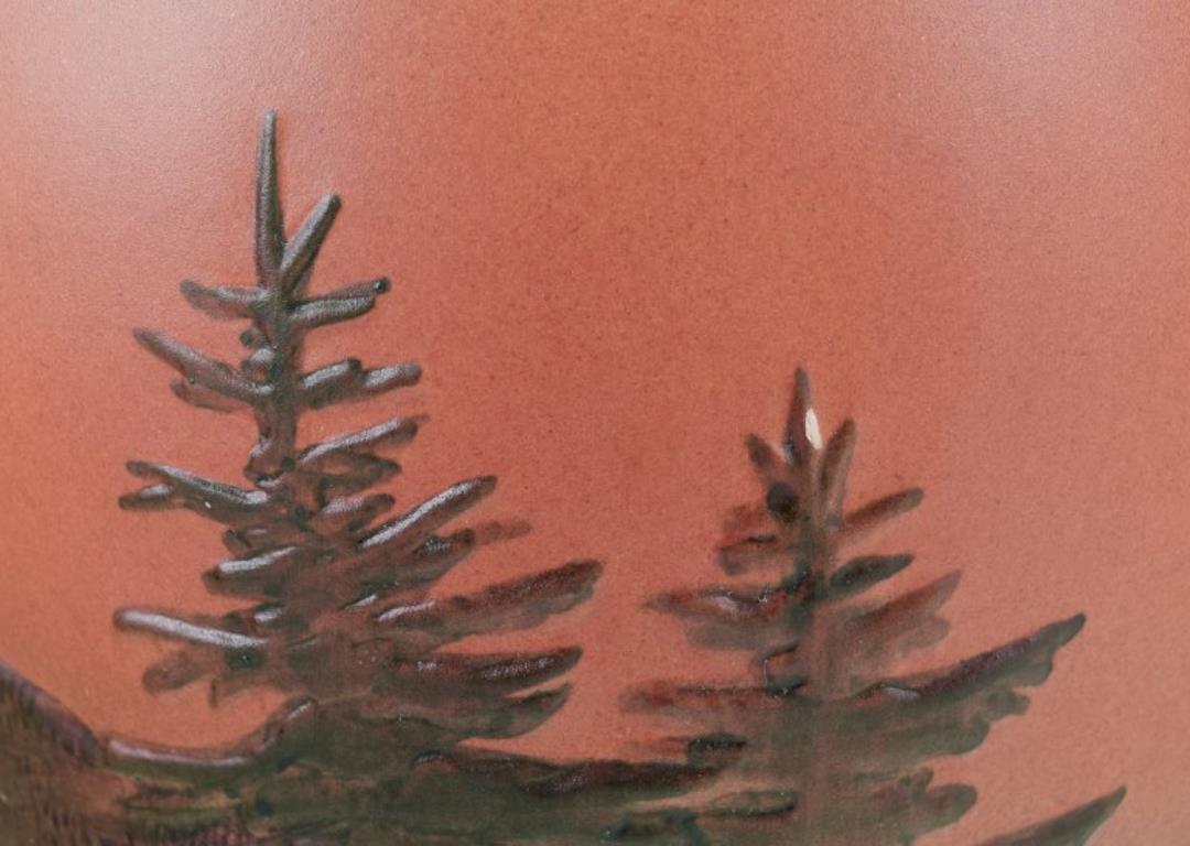 Vernissé Le Danemark d'Ipsen.  Vase en céramique émaillée.  Paysage peint à la main. en vente