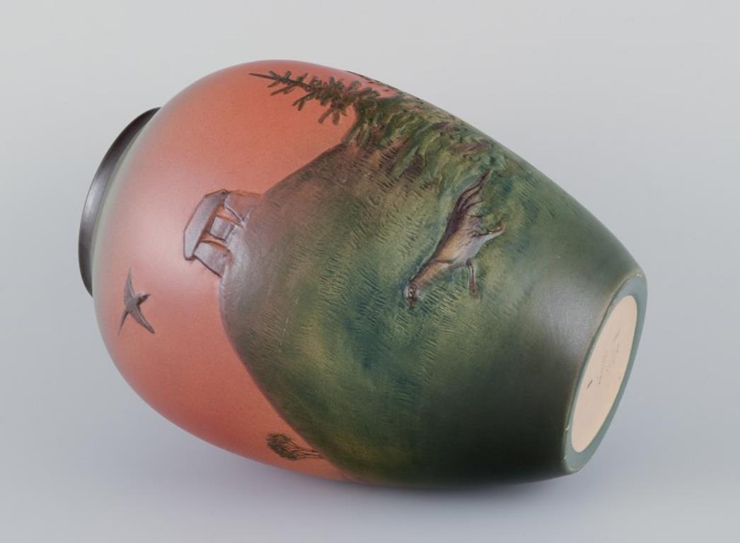 Début du 20ème siècle Le Danemark d'Ipsen.  Vase en céramique émaillée.  Paysage peint à la main. en vente
