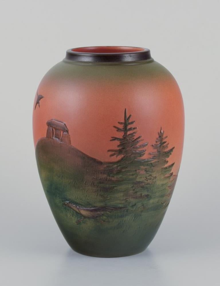Ipsen ist Dänemark.  Vase aus glasierter Keramik.  Handgemalte Landschaft.