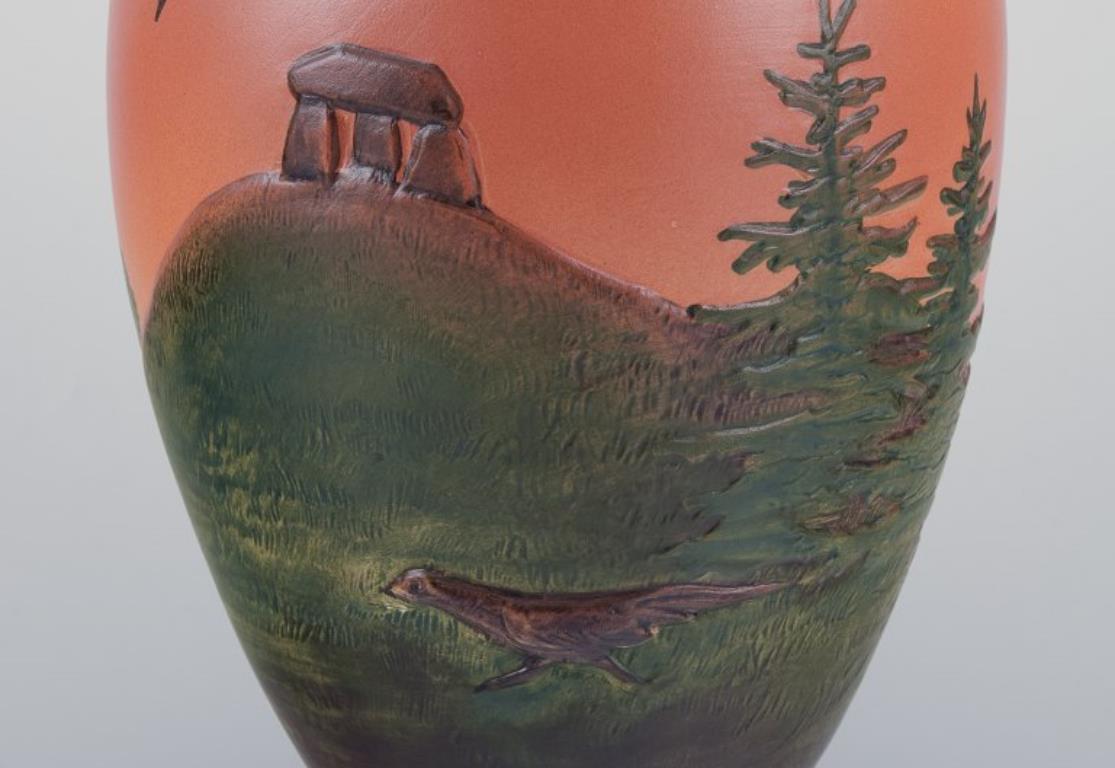 Le Danemark d'Ipsen. 
Vase en céramique émaillée. 
Paysage peint à la main avec tumulus. 
Années 1920/30. 
Numéro de modèle 426.
En parfait état.
Marqué.
Dimensions : 22,5 cm. x 17,0 cm : 22,5 cm. x 17,0 cm.