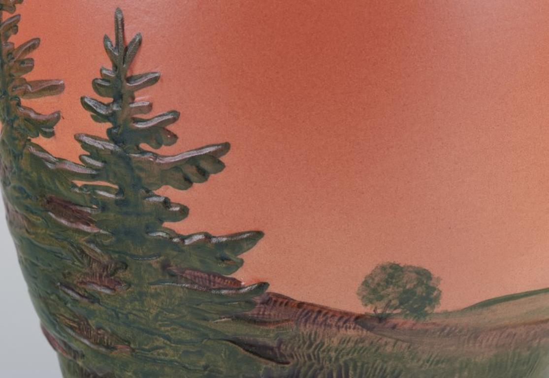 Danois Le Danemark d'Ipsen.  Vase en céramique émaillée avec motif de paysage. en vente