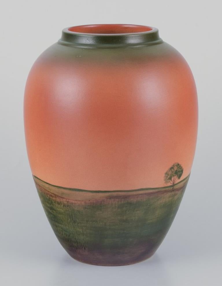 Vernissé Le Danemark d'Ipsen.  Vase en céramique émaillée avec motif de paysage. en vente