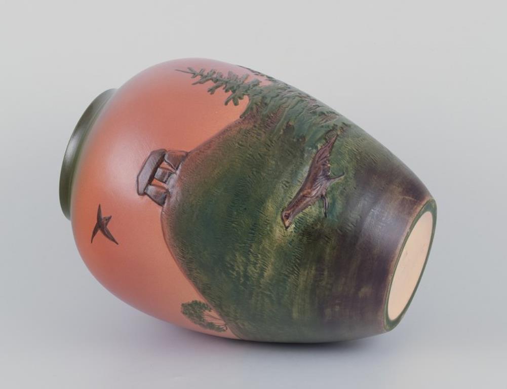Le Danemark d'Ipsen.  Vase en céramique émaillée avec motif de paysage. Excellent état - En vente à Copenhagen, DK