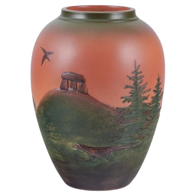 La Danimarca di Ipsen.  Vaso in ceramica smaltata con motivo di paesaggio.