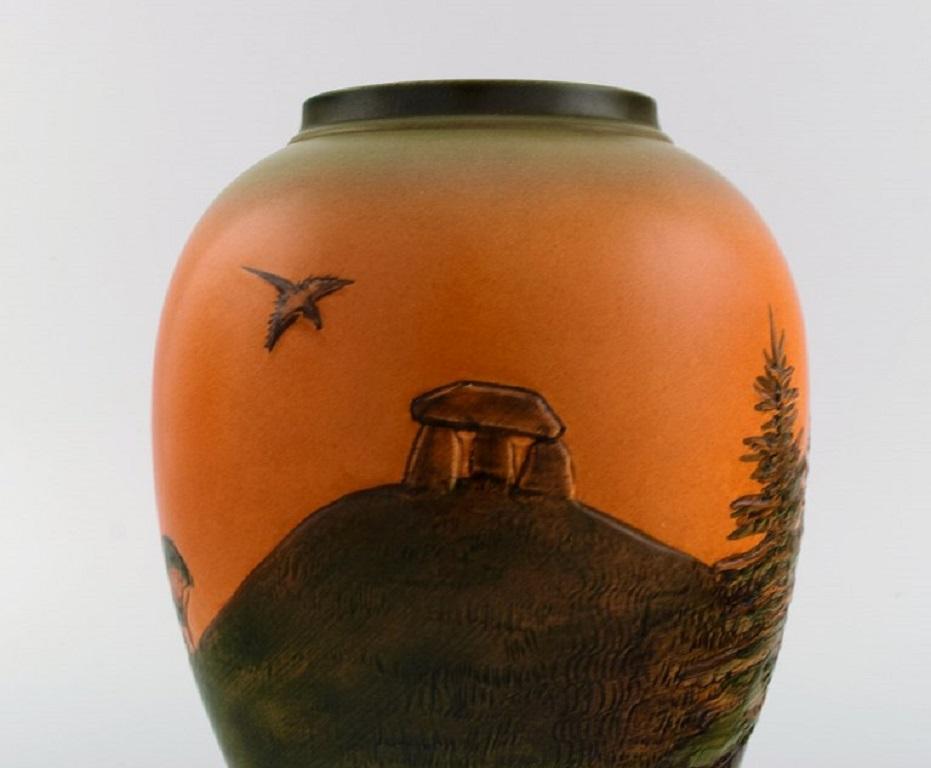 Vernissé Vase en céramique émaillée d'Ipsen's, Danemark, paysage peint à la main, années 1920/30 en vente