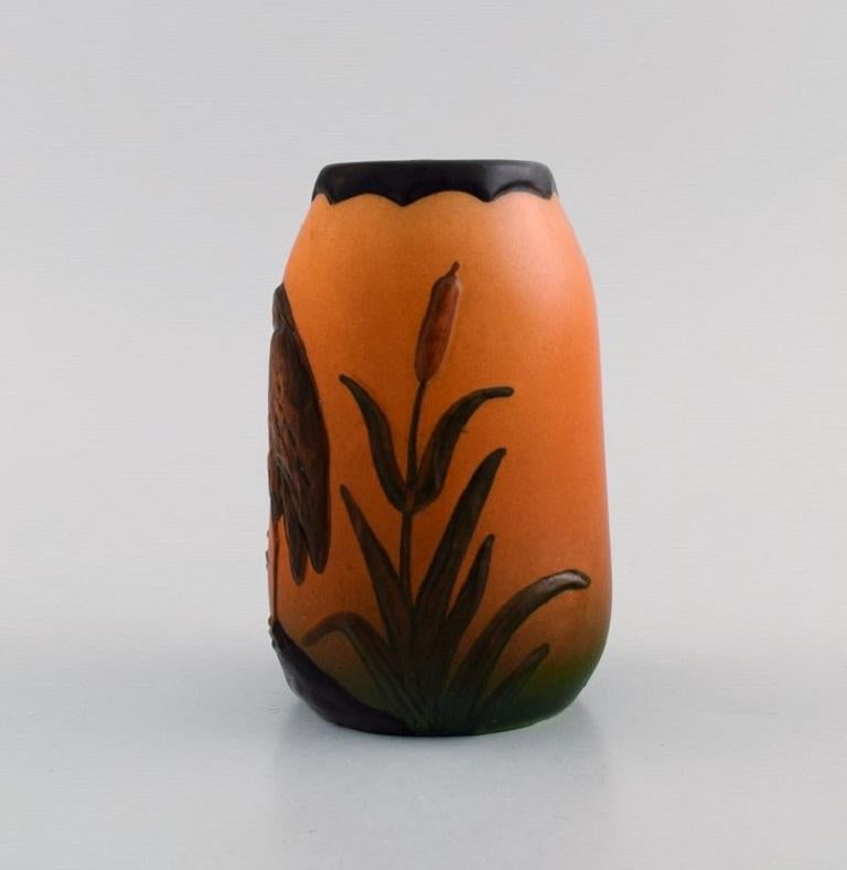 Ipsen, Danemark. Vase en céramique émaillée peinte à la main et décorée d'un oiseau. 
1920s / 30s. 
Numéro de modèle 749.
Mesures : 12 x 7,7 cm.
En parfait état.
Estampillé.