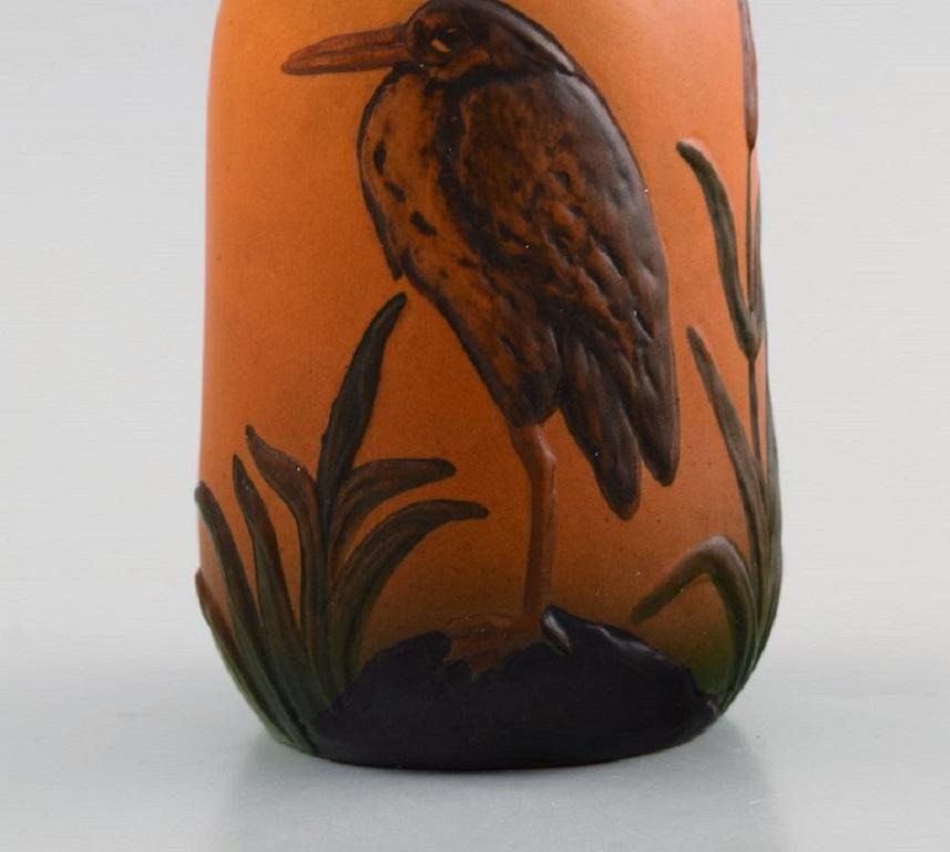 Vernissé Vase en céramique émaillée peinte à la main et décorée d'un oiseau, Ipsen's, Danemark en vente