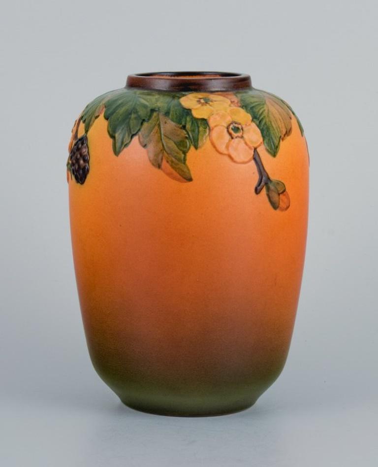 Ipsen's, Denmark. Vase with blackberries and glaze in shades of orange-green.
Model 458.
1920s/30s.
In excellent condition.
Marked.
Dimensions: H 14.0 x D 10.0 cm.