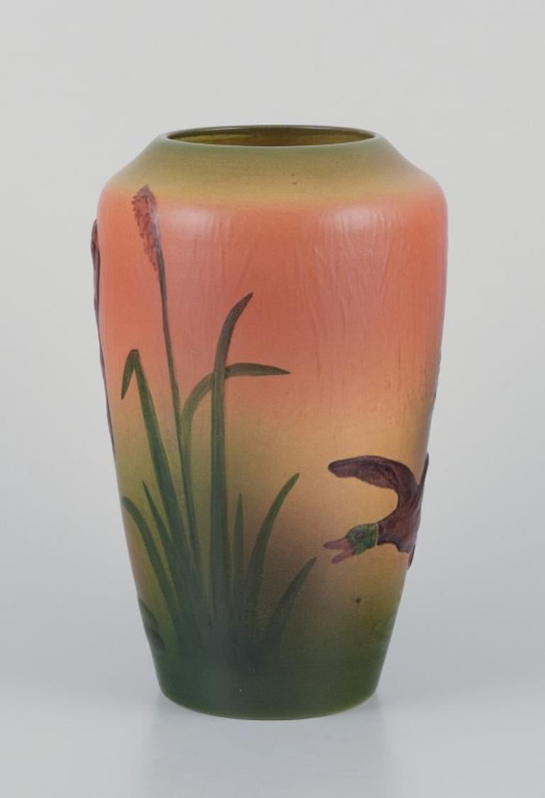 La Danimarca di Ipsen. Vaso con cervo e anatra selvatica.
Smaltatura nei toni dell'arancio e del verde.
Datazione: Anni '20/'30.
Numero di modello 635.
Contrassegnato.
In buone condizioni, restaurato in una piccola area nella parte inferiore del