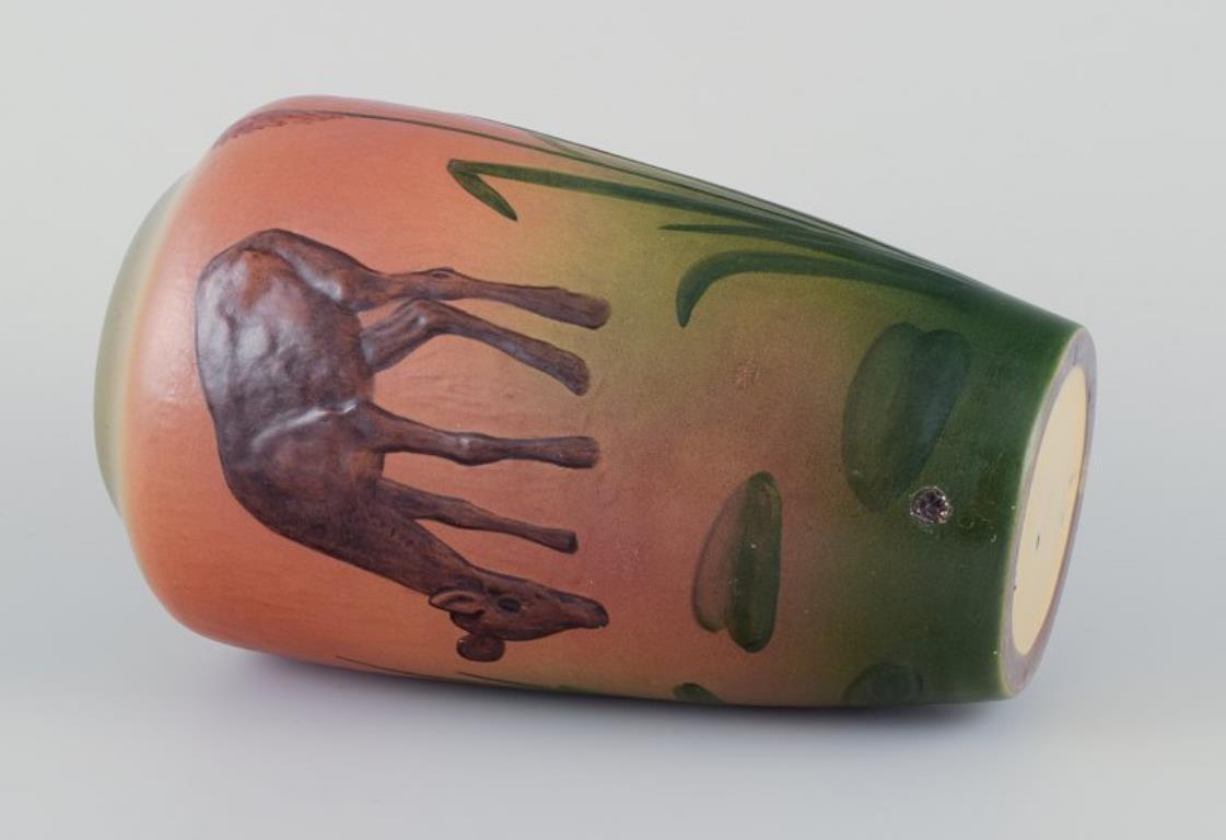 La Danimarca di Ipsen. Vaso con cervo e anatra selvatica. Anni '20-'30 In condizioni buone in vendita a Copenhagen, DK