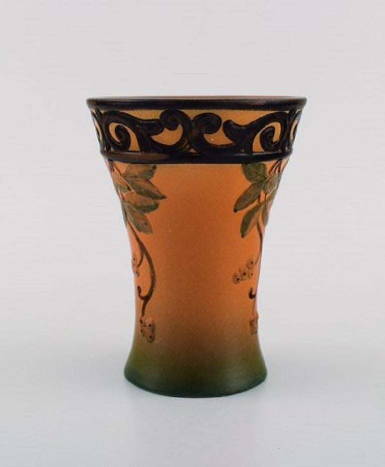 Ipsen's, Denmark. Vase with foliage in hand painted glazed ceramics. Model number 454, circa 1920.
Measures: 14 x 10.5 cm.
In excellent condition.
Stamped.