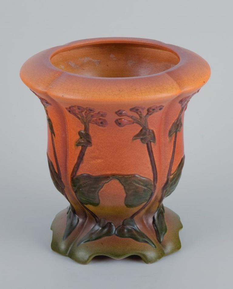 Ipsens, Denmark, vase with glaze in orange and green tones.
Model number 703.
1920s/30s.
Marked.
In excellent condition.
Dimensions: D 17.0 x H 18.5 cm.
