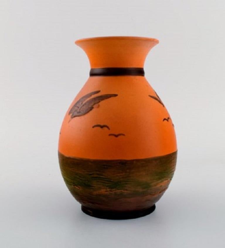 Ipsen's, Denmark. Vase with seagulls in hand painted glazed ceramics. Model number 476, circa 1920.
Measures: 18.5 x 13.5 cm.
In excellent condition.
Stamped.