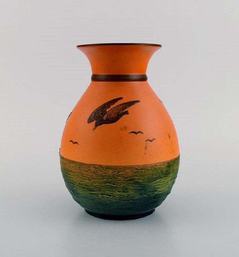 Ipsen's, Denmark. Vase with seagulls in hand painted glazed ceramics. Model number 476. 
1930's.
Measures: 18.5 x 13.5 cm.
In excellent condition.
Stamped.