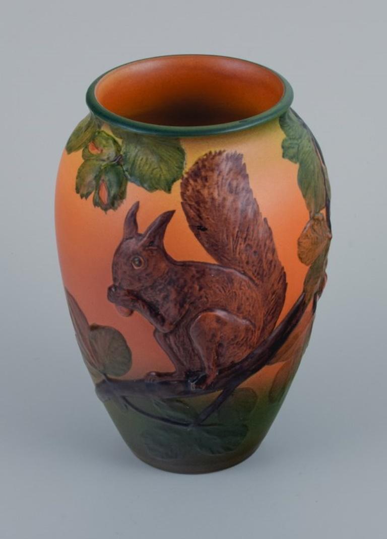 Ipsens, Dänemark, Vase mit Eichhörnchen, Glasur in Orange und Grüntönen. 1920/30er Jahre.  (Dänisch) im Angebot