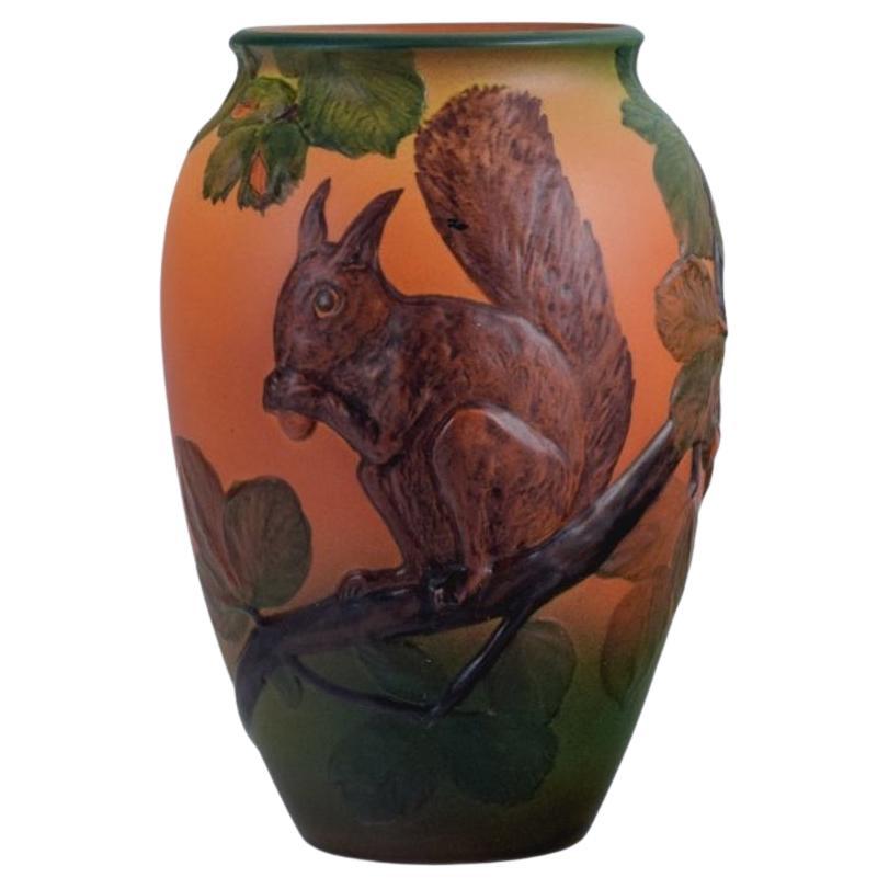 Ipsens, Dänemark, Vase mit Eichhörnchen, Glasur in Orange und Grüntönen. 1920/30er Jahre. 