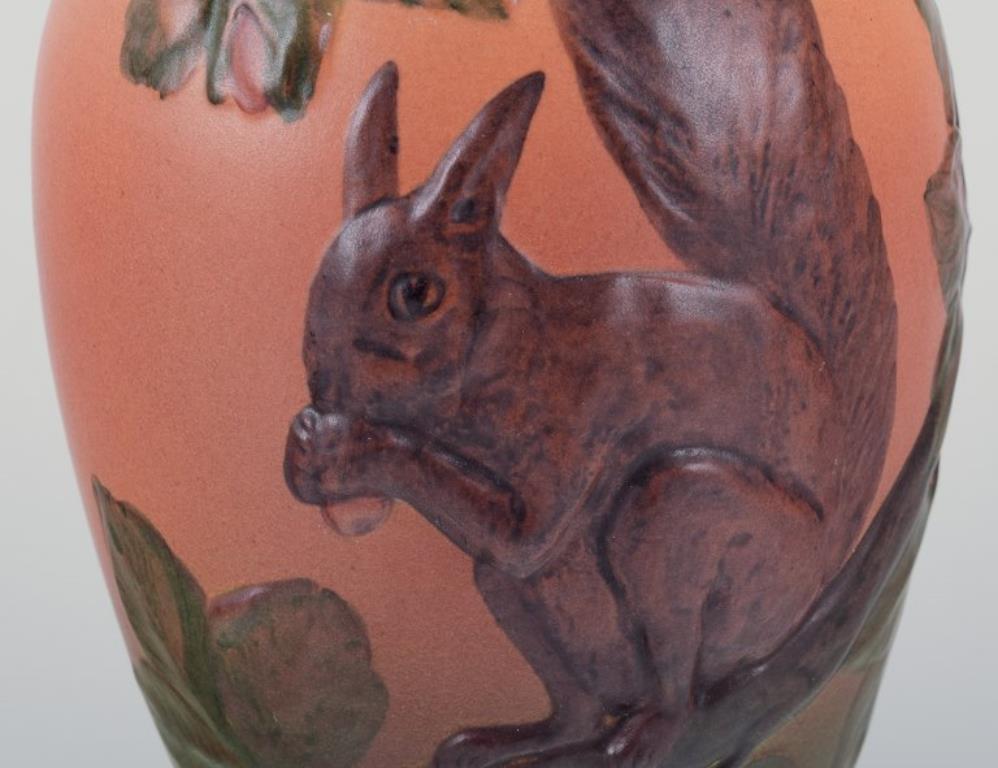 Danese Ipsen's Denmark, vaso con scoiattolo, smaltatura nei toni dell'arancio e del verde. in vendita