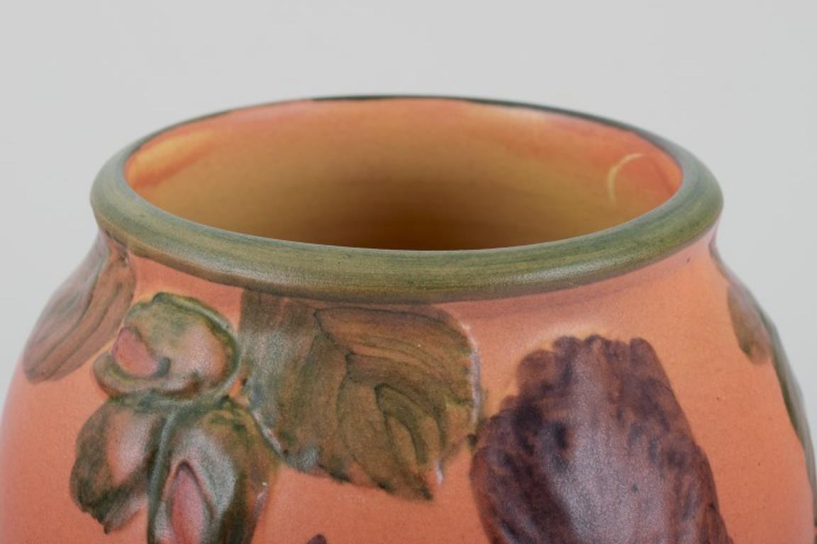 Smaltato Ipsen's Denmark, vaso con scoiattolo, smaltatura nei toni dell'arancio e del verde. in vendita