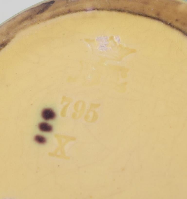 Inizio XX secolo Ipsen's Denmark, vaso con scoiattolo, smaltatura nei toni dell'arancio e del verde. in vendita
