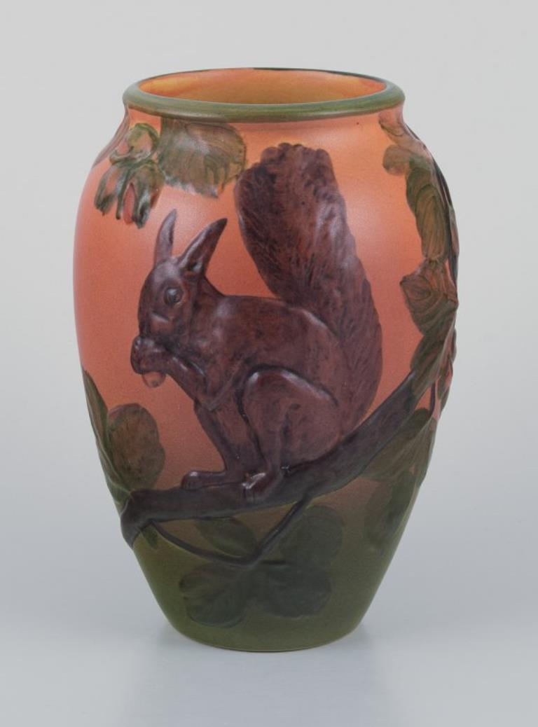 Ipsen's Denmark, Vase mit Eichhörnchen, glasiert in Orange- und Grüntönen.