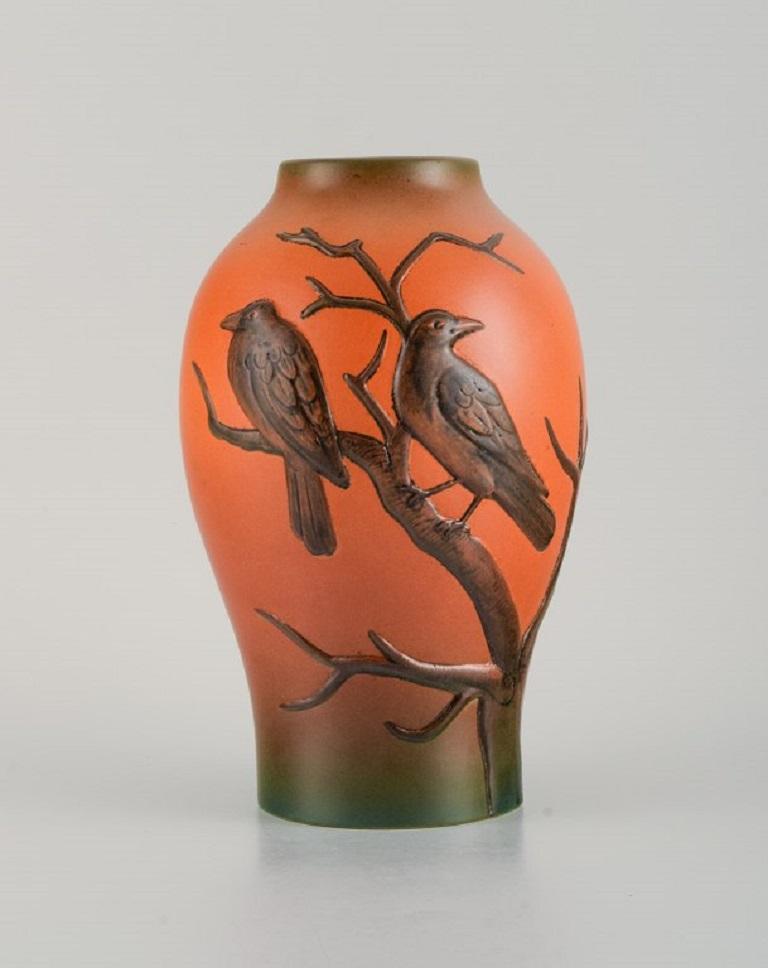 Ipsen Dänemark. Vase mit zwei Vögeln aus handbemalter glasierter Keramik.
Modellnummer 453.
Ca. 1920.
Maße: H 25,0 x T 13,0 cm.
In ausgezeichnetem Zustand.
Dritte Fabrikqualität.
Markiert.
