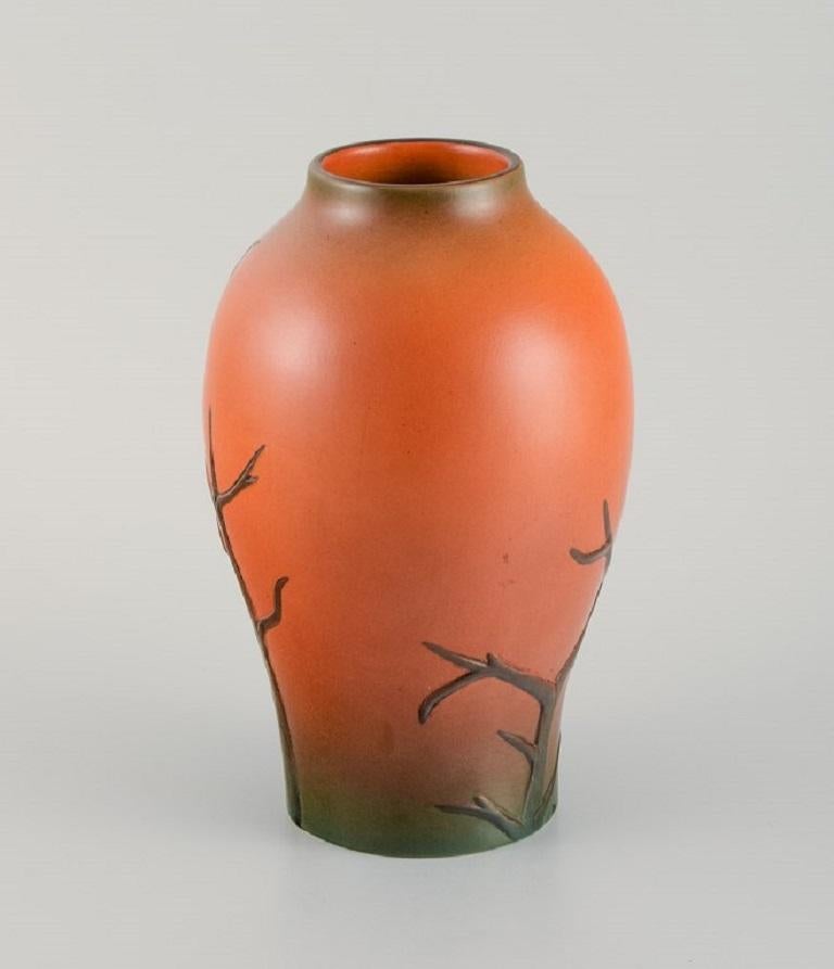 Ipsens Dänemark. Vase mit zwei Vögeln aus handbemalter, glasierter Keramik. (Glasiert) im Angebot