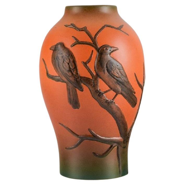 Ipsens Dänemark. Vase mit zwei Vögeln aus handbemalter, glasierter Keramik. im Angebot
