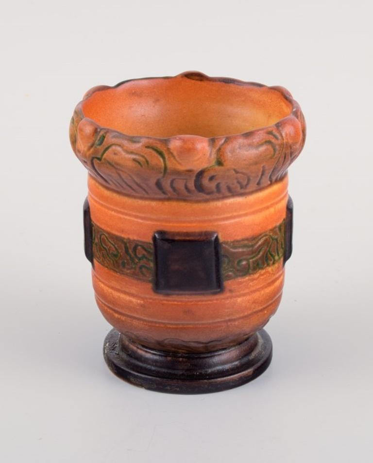 Ipsen Enke, un petit vase et un petit bol.
1920/30s.
Modèles 218 et 596.
En parfait état.
Bol avec de petits copeaux sur le dessus.
Marqué.
Dimensions du vase : H 8,5 x D 7,5 cm.
Petit bol : D 12,5 x H 3,5 cm.