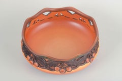 Ipsen Enke. Keramische Schale mit durchbrochenem Rand und Früchterelief. 1920er/30er Jahre